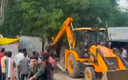 अमेठी में 4 अवैध गुमटियां तोड़ी गईं:मुंशीगंज चौराहे पर सरकारी जमीन खाली कराई, बनेगा सामुदायिक शौचालय