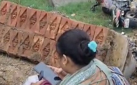 इटावा में बाइक पुलिया से टकराई, दो गंभीर घायल:टक्कर के बाद खड्डे में गिरे, मेडिकल कॉलेज सैफई रेफर