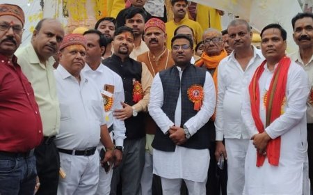 आगरा में निकली 136वीं श्री मुकुट महोत्सव शोभायात्रा:50 झांकिया ही शामिल, बैंड और ढोल की थाप पर झूमे श्रद्धालु