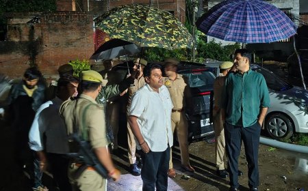 सीतापुर में DM-SP ने जलभराव का जायजा लिया:अधिकारियों को जल निकासी की व्यवस्था करने और मौके पर पहुंचने के निर्देश दिए