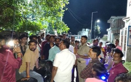 कुत्तों की लड़ाई के दौरान व्यक्ति ने चलाई गोली:एक कुत्ते के पैर में लगी; पास खेल रहे बच्चे बाल-बाल बचे