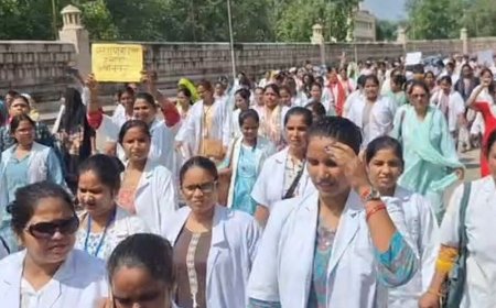 लखनऊ में ANM कर्मियों का प्रदर्शन:स्थायी करने कि मांग पर अड़ी , सरकार पर शोषण का आरोप लगाया