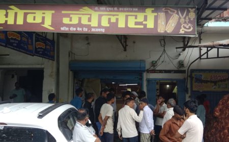 आजमगढ़ में ज्वेलर्स की दुकान से 35 लाख की चोरी:चोरों ने स्ट्रीट लाइट का तार काटकर इलाके में अंधेरा किया, 100 ग्राम सोना और 12 किलो चांदी चुराई