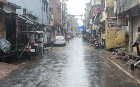 कासगंज में बारिश से मकान की छत गिरी, किशोर घायल:24 घंटे की मूसलाधार बारिश से किसानों की सैकड़ों बीघा फसल बर्बाद