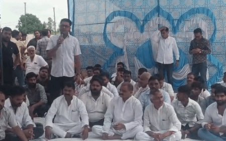बुलडोजर कार्रवाई रोकने की मांग पर अधिकारियों से मिले ग्रामीण:डीएम ने कहा आंदोलन छोड़ कानूनी प्रक्रिया का पालन कर मकानों को बचाने का करें प्रयास