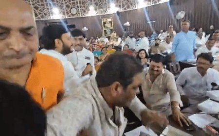 नगर निगम सदन में पार्षदों के बीच मारपीट:BJP पार्षद विकास जायसवाल पर सपा के रजत कौशिक ने किया हमला, हंगामा-बवाल