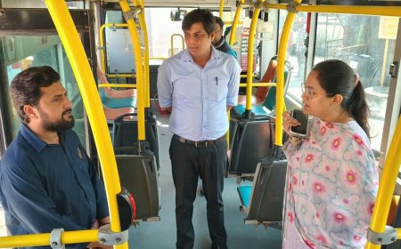 मुरादाबाद इलेक्ट्रिक बस डिपो का औचक निरीक्षण:प्रबंध निदेशक और उप मुख्य यांत्रिक अभियंता ने संचालन, चार्जिंग और साफ-सफाई जांची, निर्देश दिए