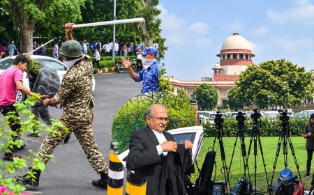 सुप्रीम कोर्ट में छात्र प्रदर्शन पर घमासान, प्रशांत भूषण नाराज