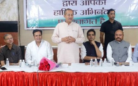 व्यापारियों ने पश्चिम यूपी के क्षेत्रीय अध्यक्ष को गिनाई समस्या:विधायक भी रहे मौजूद, 100 व्यापरियों को दी संगठन की सदस्यता