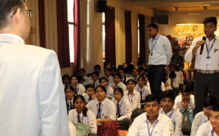 मऊ के स्कूलों में पॉक्सो अधिनियम जागरूकता अभियान:बच्चों को 18 साल तक मिलने वाले विशेष संरक्षण की जानकारी दी गई