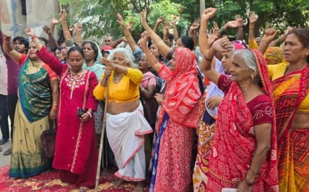 वृंदावन की काशीराम आवासीय कॉलोनी में प्रदर्शन:निवासी बोले कि पहले आसपास में करें शिफ्ट, नगर निगम के अधिकारियों ने कहा जर्जर हो चुके हैं फ्लैट