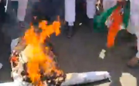 बाराबंकी में कांग्रेस ने फूंका मुख्य चुनाव आयुक्त का पुतला:SIR और मतदाता सूची के मुद्दे पर प्रदर्शन; इस्तीफे की मांग दोहराई