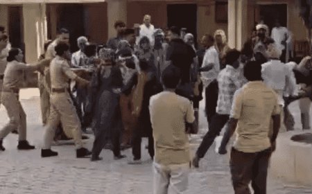 बुलंदशहर में बस-ट्रैक्टर भिड़ंत...श्रद्धालुओं ने पुलिस पर किया पथराव:थाना परिसर में लाठीचार्ज कर भीड़ को खदेड़ा, 11 नामजद समेत 36 पर केस दर्ज