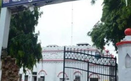 पुलिस ऑफिस के बाहर महिला ने किया आत्मदाह का प्रयास:पुलिस ने दो युवकों को गिरफ्तार किया, परिवार ने लगाए उकसाने के आरोप