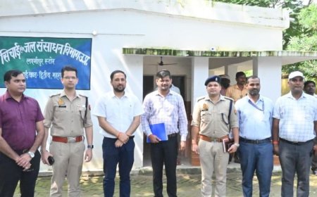 महराजगंज त्रिमुहानी घाट का डीएम-एसपी ने किया निरीक्षण:बढ़ते जलस्तर और सुरक्षा व्यवस्था का लिया जायजा, निर्देश दिए