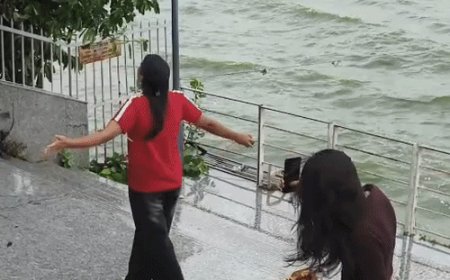 सुहावने मौसम का आनंद लेने नौका विहार पहुंचे लोग, VIDEO:फोटो खिंचवाए, भीगते हुए रील बनाई, बोले- मनाली गोरखपुर में आ गया है