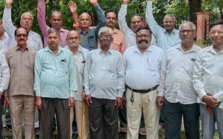 मैनपुरी में पेंशनर्स एसोसिएशन ने मांगों को लेकर दिया धरना:श्याम सिंह यादव के नेतृत्व में तिकोनिया पार्क में धरना, DM को सौंपा ज्ञापन