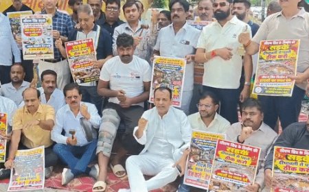 कानपुर में गड्ढों के सामने बैठकर व्यापारियों ने घंटा बजाया:बोले-दीपावली से पहले CM ग्रिड की सड़कें बनाएं, हादसे हो रहे