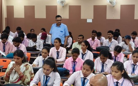 विश्वविद्यालय में छात्रों ने सॉफ्टवेयर इंजीनियरिंग पर दी प्रस्तुति:कुलपति प्रो. आरके. सिंह ने नई तकनीक सीखने पर जोर दिया