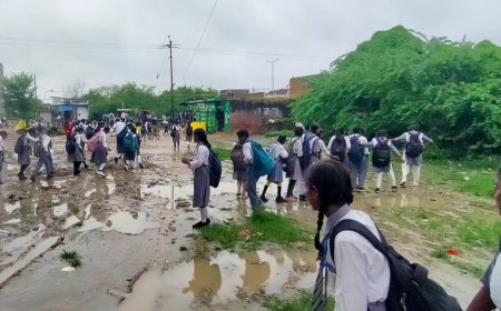 प्रयागराज में बारिश, दलदल बना आरपी रस्तोगी कॉलेज का रास्ता:पक्का रास्ता न होने से छात्र-छात्रा परेशान, पैदल चलना भी मुश्किल