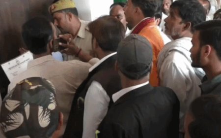 वाराणसी में स्ट्रीट वेंडरों का नगर निगम पर प्रदर्शन:नाइट मार्केट में दुकान आवंटन समेत पांच मांगें उठाईं,9 अक्टूबर को वेंडिंग कमेटी की बड़ी बैठक