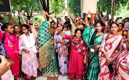 मानदेय बढ़ाने को लेकर समूह-सखियों का प्रदर्शन,डीएम की गाड़ी रोकी:20 हजार मानदेय और 7 सूत्रीय मांगों को लेकर कलेक्ट्रेट में नारेबाजी