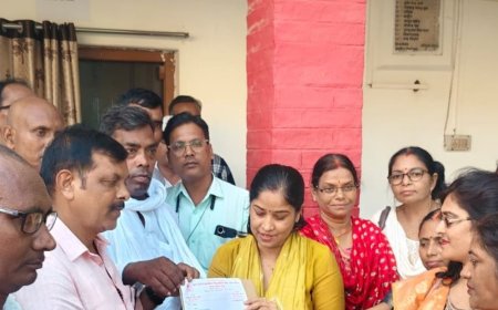 गाजीपुर में शिक्षामित्रों का प्रदर्शन, ट्रांसफर और समायोजन की मांग:बीएसए को सौंपा ज्ञापन, 26 साल से स्कूलों में पढ़ा रहे शिक्षामित्रों ने रखीं कई मांगें