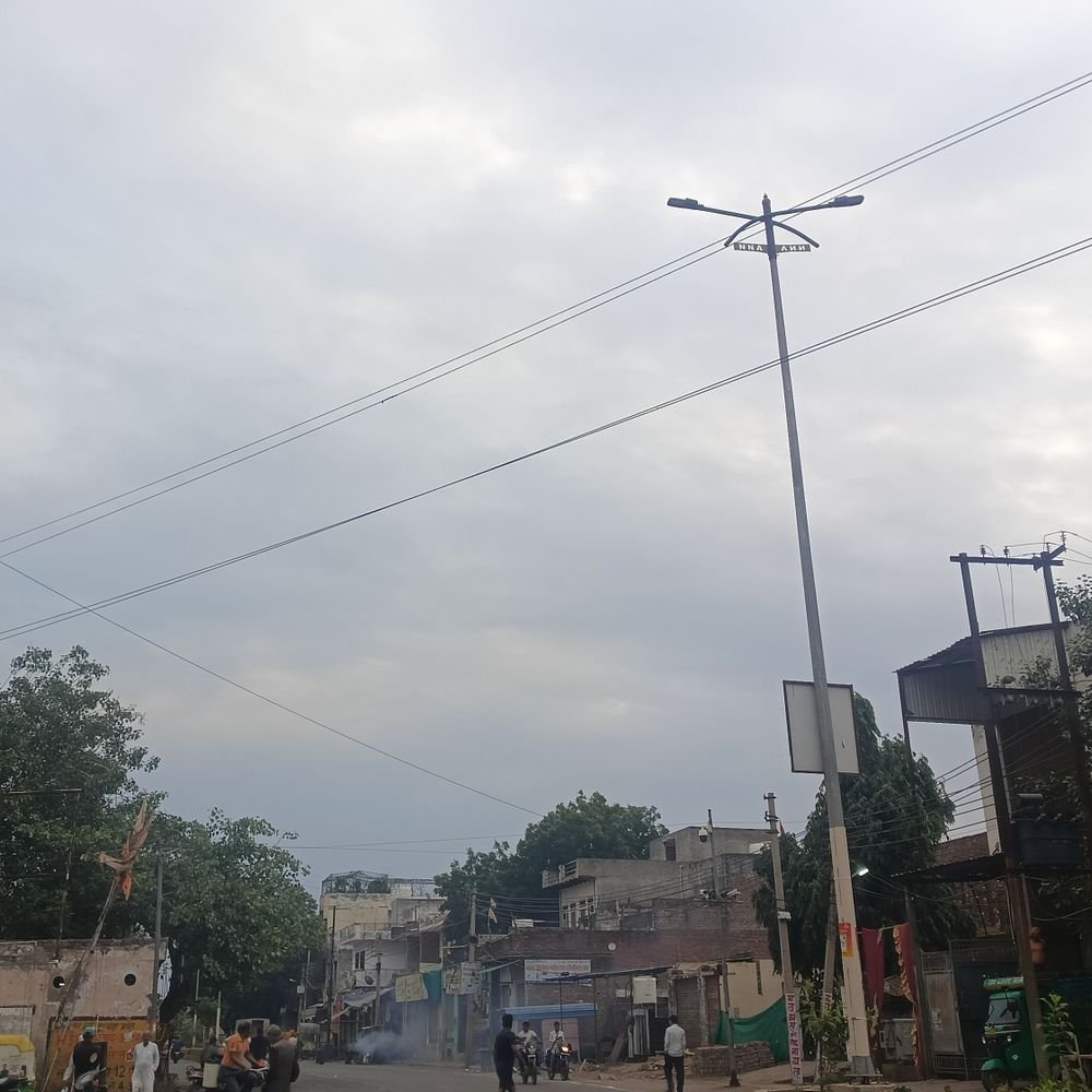 आगरा में सुबह से छाए बादल, चल रही ठंडी हवा:बारिश की है संभावना, कल से बदला हुआ है मौसम