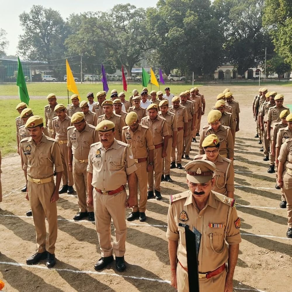 हरदोई में पुलिस स्मृति दिवस पर शहीदों को श्रद्धांजलि:SP अशोक कुमार मीणा बोले- फरियादियों की बात सुनें, पुलिस पर भरोसा बढ़ाएं