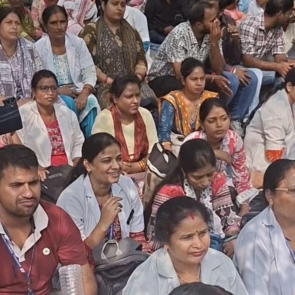 लखनऊ में NHM कर्मियों का बड़ा प्रदर्शन:रेगुलराइजेशन समेत तमाम मांगों को लेकर इको गार्डन में धरना, 75 जिलों से हजारों कर्मी पहुंचे