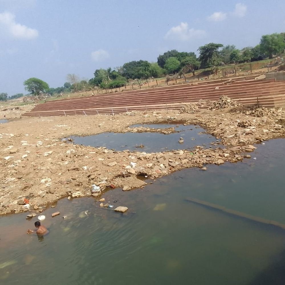 मंदाकिनी घाटों पर जमा बाढ़ का मलबा:बुंदेली सेना ने दीपावली से पहले घाटों की सफाई और मलबा हटाने की मांग की