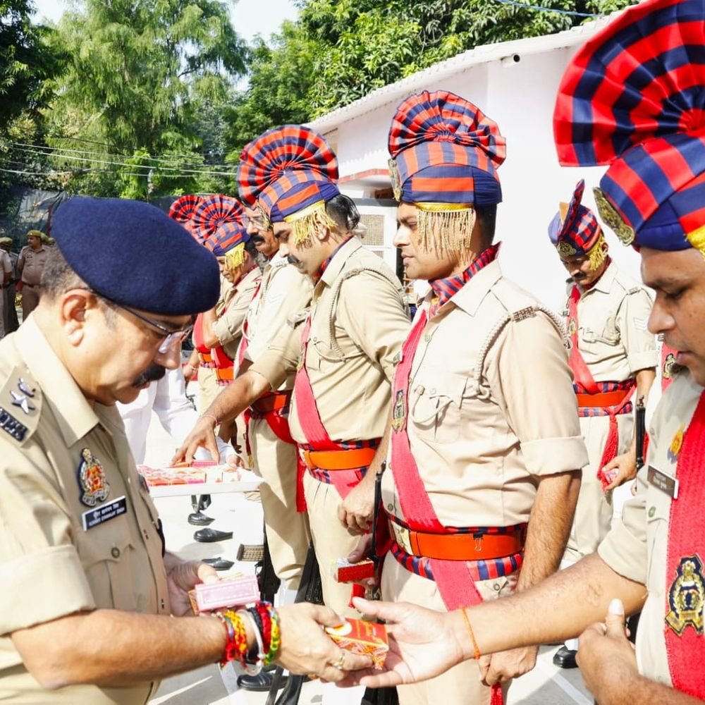 हापुड़ पुलिस लाइन में पुलिसकर्मियों को दिलाई शपथ:गांधी जयंती पर महात्मा गांधी और लाल बहादुर शास्त्री को किया नमन