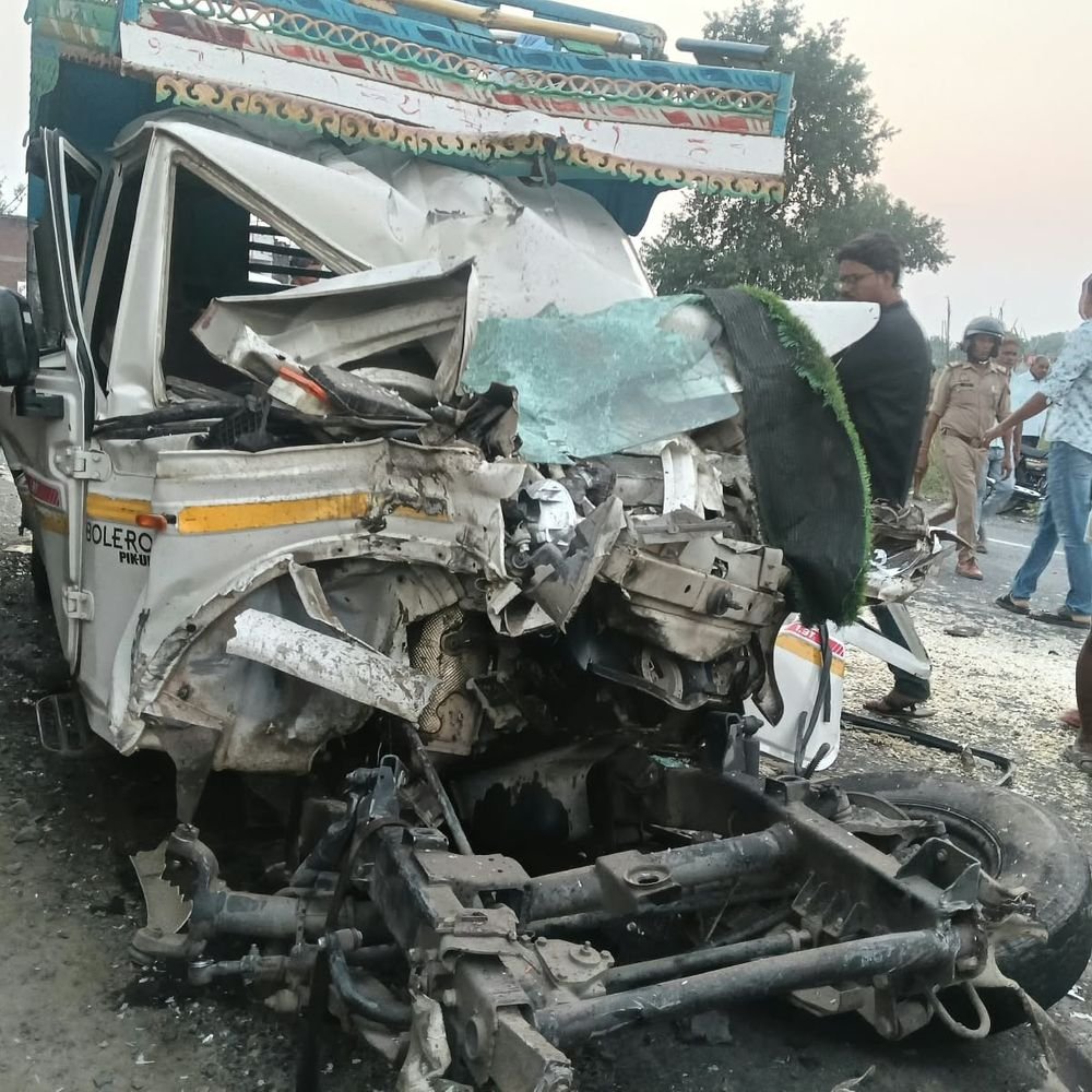 फर्रुखाबाद में पिकअप-डंपर की टक्कर में मां-बेटी की मौत:लहसुन व्यापारी पिकअप में फंसा, ग्राइंडर से काटी खिड़की; पांच घायल