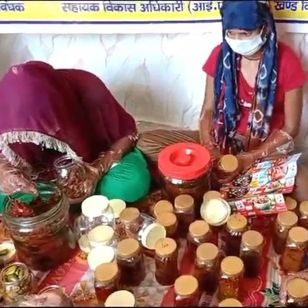 पति हुए बीमार तो आत्मनिर्भर बनी ऊषा तिवारी:15 हजार रुपए से अचार का काम शुरू किया, अब 30-40 हजार मासिक कमाई; 1200 महिलाओं को दिया रोजगार