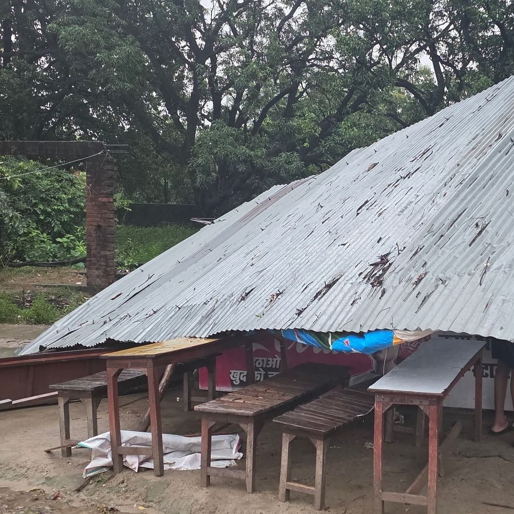 अयोध्या में 70 किमी रफ्तार के तूफान ने मचाई तबाही:पेड़ गिरने से हाईवे पर यातायात थमा, बिजली सप्लाई भी ठप; फसलों को भारी नुकसान