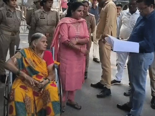 80 साल की वृद्धा से पुलिस को शांतिभंग का खतरा:व्हीलचेयर और छड़ी के सहारे डीएम से शिकायत करने पहुंची बुजुर्ग, सात सदस्यीय कमेटी करेगी जांच