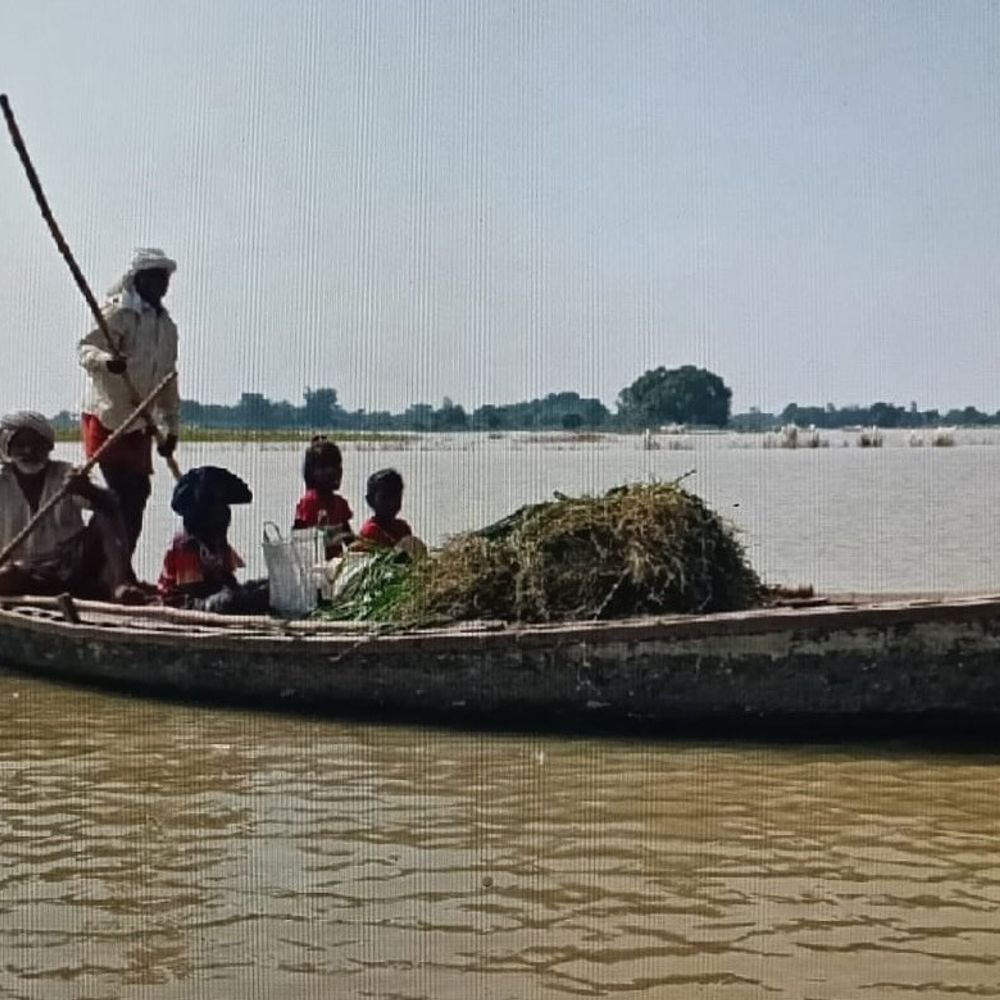 सरयू नदी खतरा बिंदु से 30 सेमी ऊपर बह रही:24 घंटे में 25 सेमी घटा जलस्तर, तटवर्ती गांवों में घुसा बाढ़ का पानी