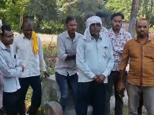 झांसी में एक्सीडेंट में पिता की मौत, दो बेटियां घायल:गृह प्रवेश कार्यक्रम से घर लौट रही थे, बेकाबू गाड़ी ने बाइक को उडाया