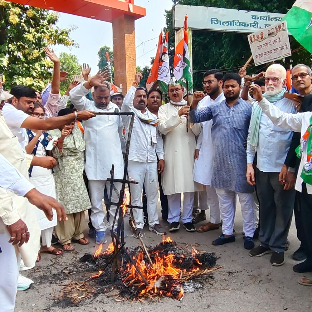 लखीमपुर में कांग्रेस का जिला मुख्यालय पर प्रदर्शन:चुनाव प्रक्रिया में गड़बड़ी का आरोप, ज्ञानेश कुमार के इस्तीफे की मांग