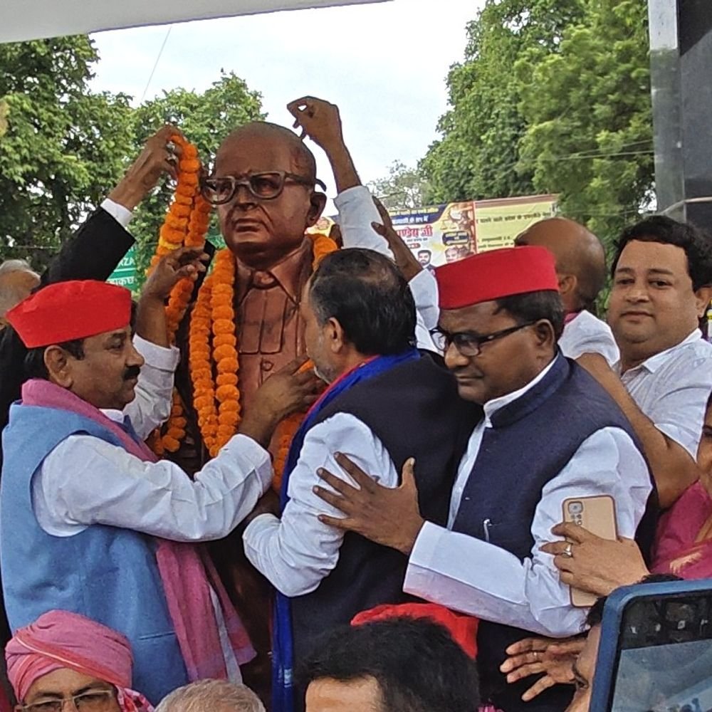 MLC मान सिंह यादव बोले,2027 में अखिलेश यादव बनेंगे मुख्यमंत्री:प्रयागराज में आंबेडकर प्रतिमा पर किया माल्यार्पण, कहा- चुनाव में मुद्दों की जीत हुई