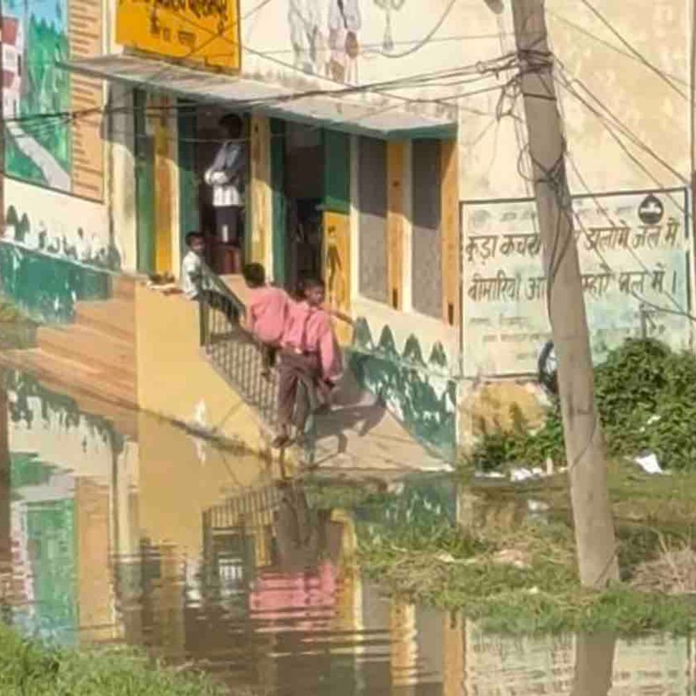 गोरखपुर में खतरे के निशान से ऊपर बह रही राप्ती:2 दिन से घट रहा जलस्तर, निचले इलाकों में अब भी भरा पानी