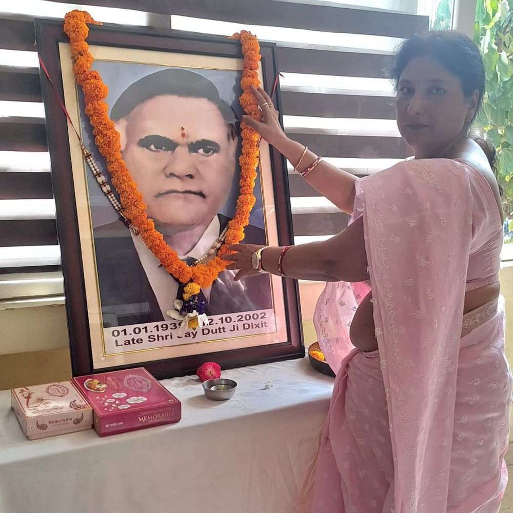 कानपुर में जे. डी. दीक्षित की पुण्यतिथि मनाई:डायरेक्टर, प्रिंसिपल और शिक्षकों ने संस्थापक को किया नमन