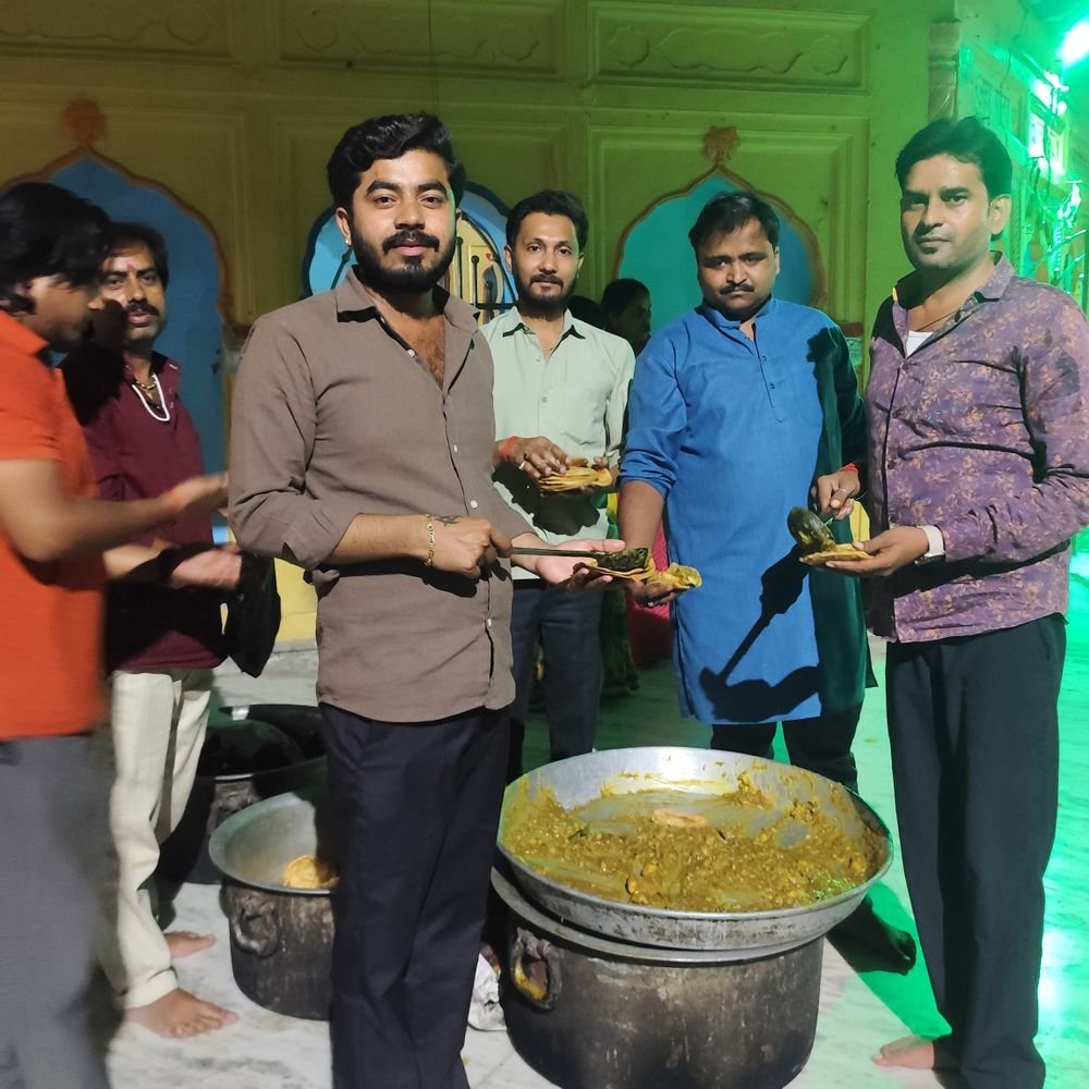 कोंच में नवरात्र में सेवा का संकल्प:महाकालेश्वर नायक के मठ मंदिर में भंडारा, श्रद्धालुओं को बांटा प्रसाद