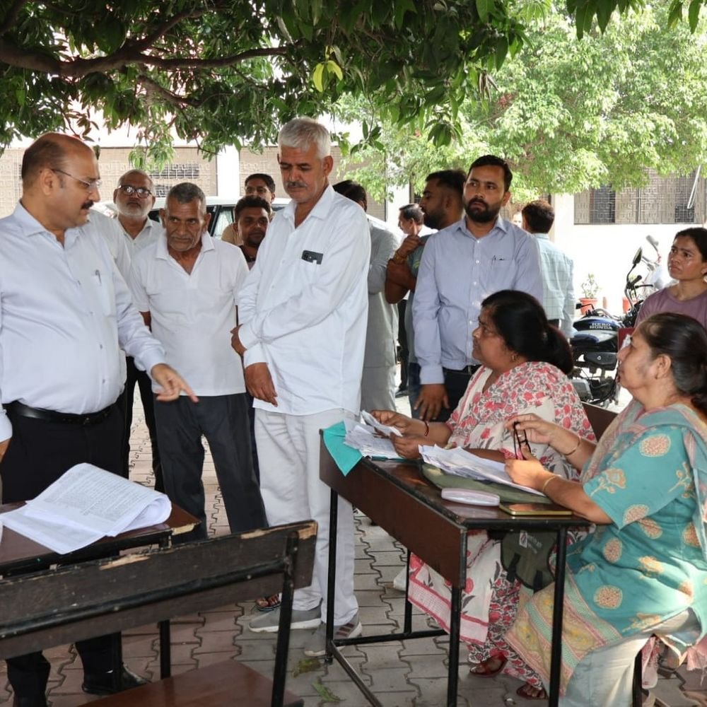मेरठ में मतदाता सूची में नाम जोड़ने-सुधार के लिए कैंप:जिलाधिकारी ने बूथों का निरीक्षण कर व्यवस्थाएं देखीं