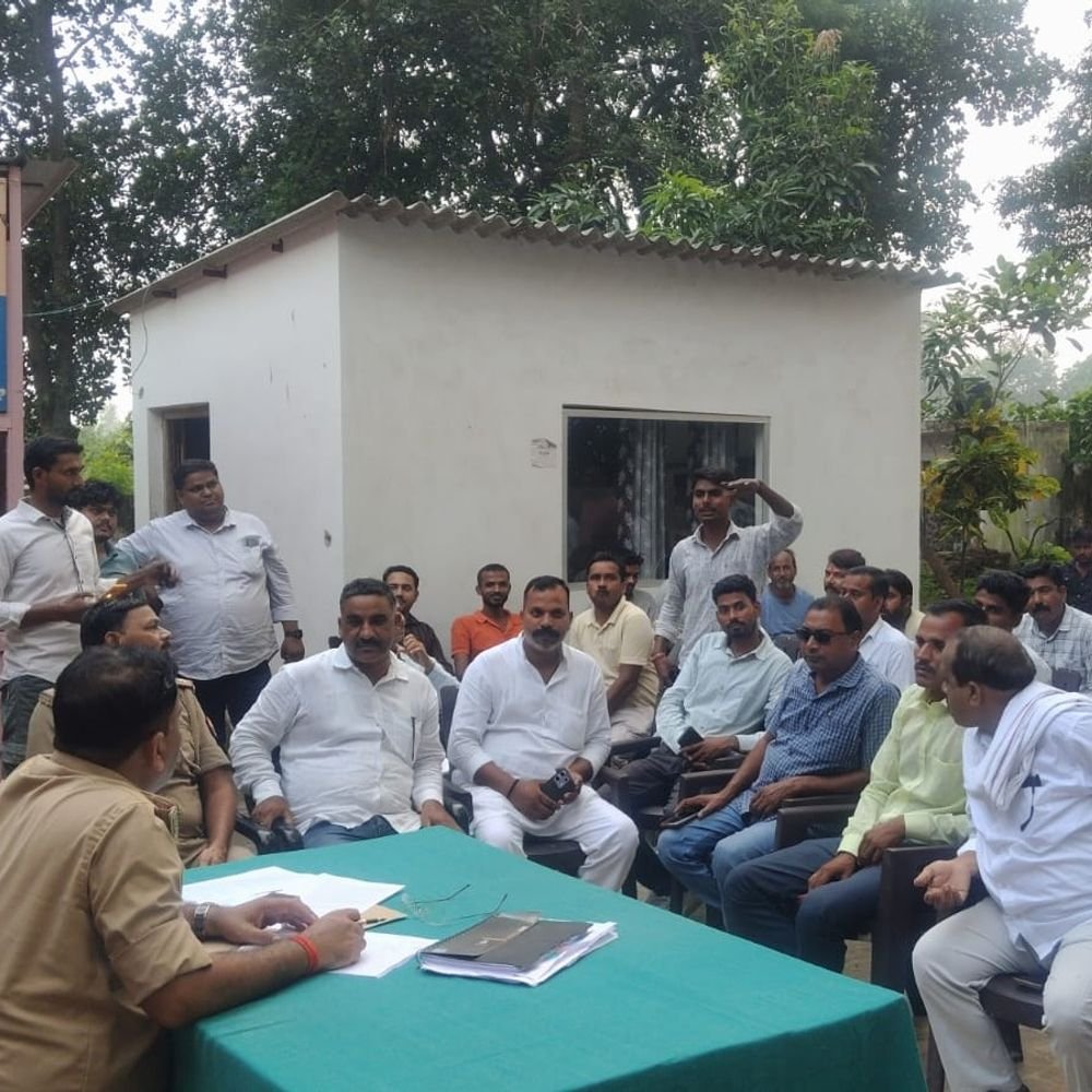 कुड़वार में दुर्गा पूजा समितियों की बैठक:थाना प्रभारी बोले- पंडाल में पानी से भरा ड्रम और बालू की बाल्टी रखें