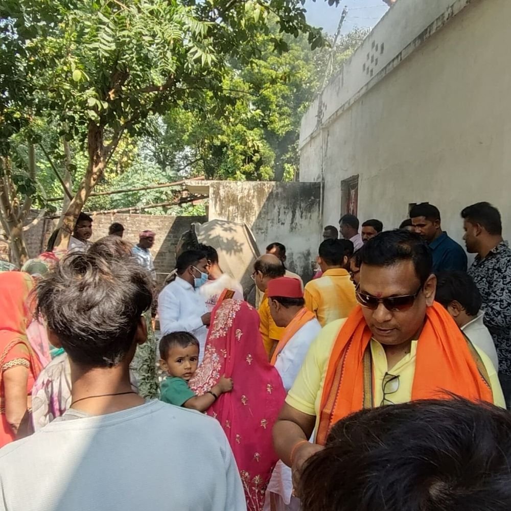 गोरखपुर में सड़क निर्माण कार्य शुरू:16 लाख की लागत में बस्ती को मिलेगी बेहतर सुविधा