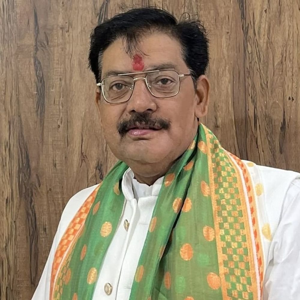 अब डीएम से मिले बरौली टाउन एरिया के लिपिक:अलीगढ़ में पत्नी-बेटी और दूसरी नगर पंचायतों के लिपिकों के साथ पहुंचा पीड़ित, चेयरमैन पर पिस्टल तानने का आरोप