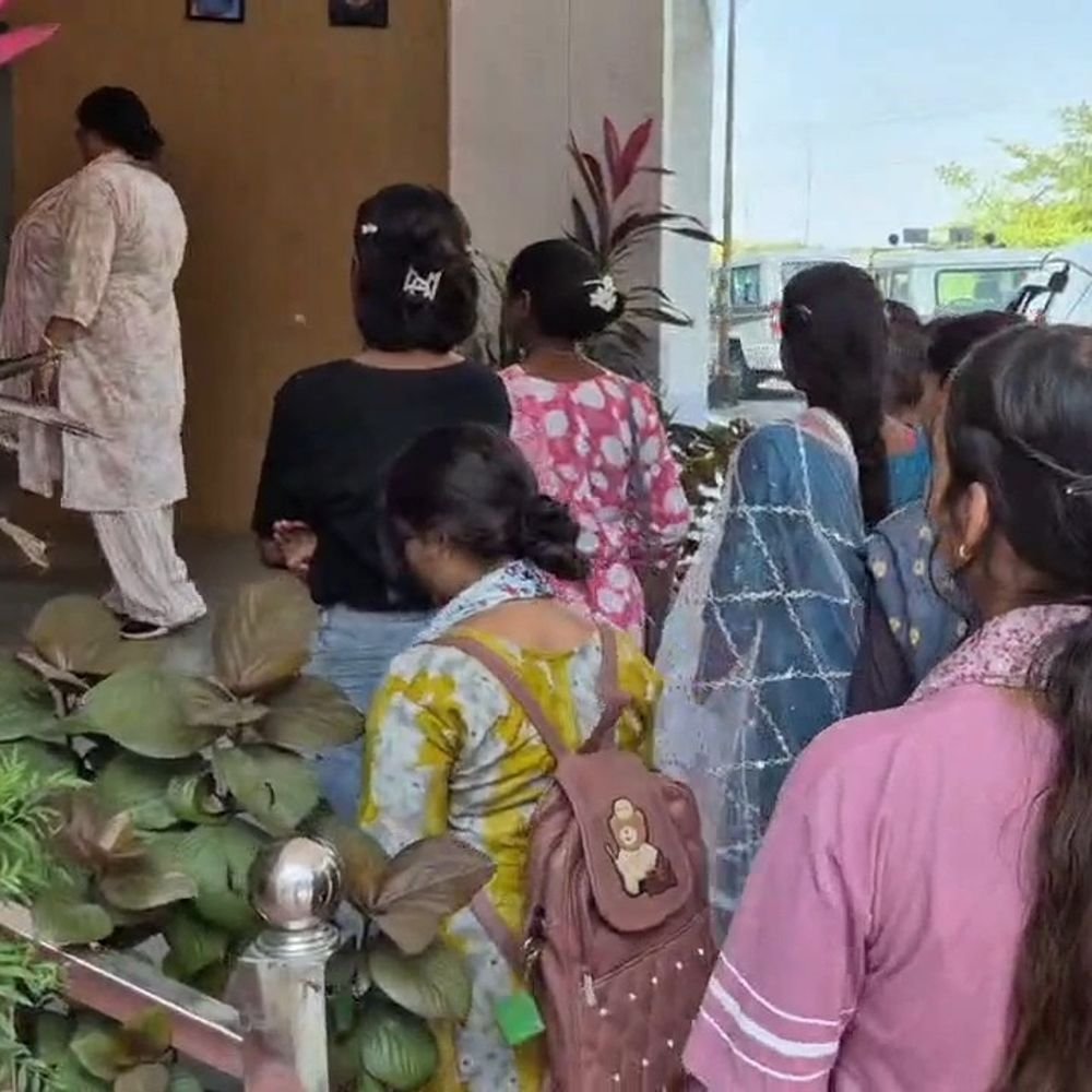 महोबा मे बेटियों ने DM से मांगा बारात घर:कलेक्ट्रेट पहुंचकर बोलीं- 1700 की आबादी कहां कार्यक्रम करे, बाराती ताना मारते हैं
