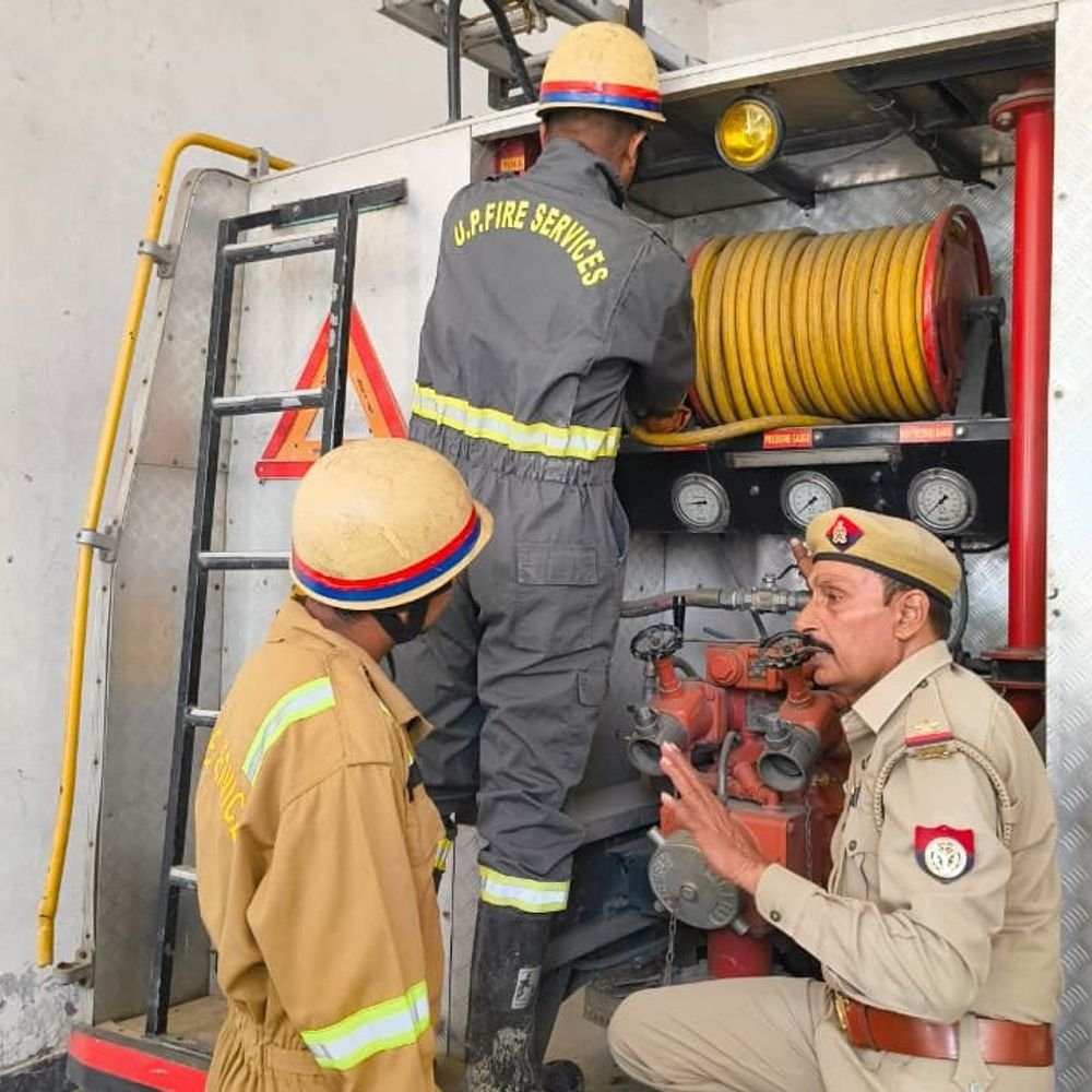बिजनौर में अग्निशमन केंद्रों पर साप्ताहिक ड्रिल:आपात स्थिति से निपटने के लिए दमकल कर्मियों ने परखी तैयारी