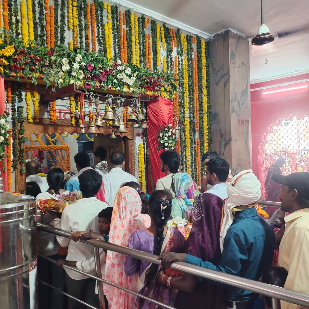 प्रयागराज के आलोप शंकरी शक्तिपीठ में महानवमी पर उमड़ी भीड़:फूलों से सजा मंदिर, बोले भक्त- अगले बरस मां जल्दी आना